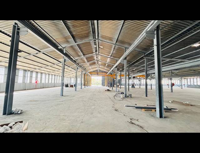 3,740M² WAREHOUSE TO LET IN CHAMDOR